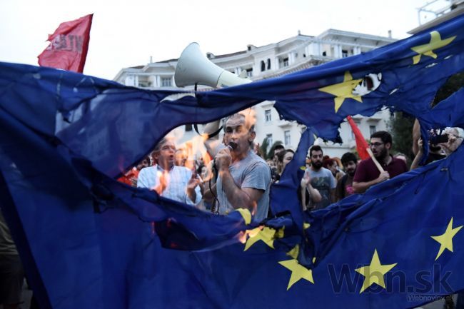 Video: Gréci protestovali v Aténach, zapálili vlajku Únie