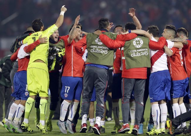 Video: Kontroverzný zápas na Copa América, Čile stoplo Peru