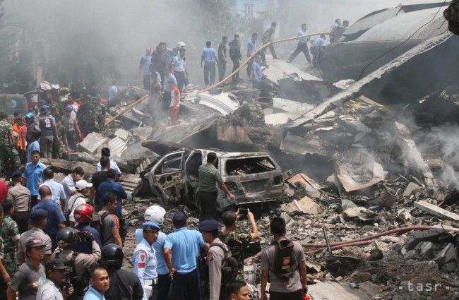 VIDEO: Vojenské lietadlo spadlo do obytnej časti; najmenej 30 mŕtvych