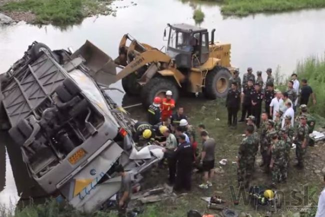 Juhokórejský autobus sa zrútil do rieky, zahynulo desať ľudí