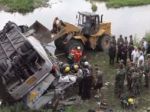 Juhokórejský autobus sa zrútil do rieky, zahynulo desať ľudí