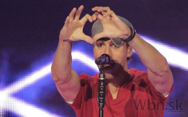 Enrique Iglesias má problém, spevák pôjde pred súd