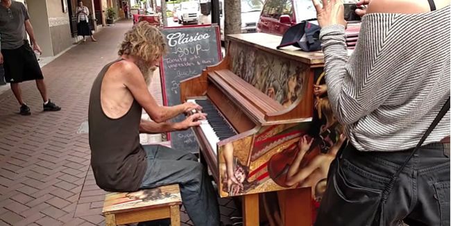 Video: Bezdomovec dokáže majstrovsky hrať na klavíri