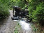 Mladý traktorista vypadol z vozidla, ťažký stroj ho usmrtil