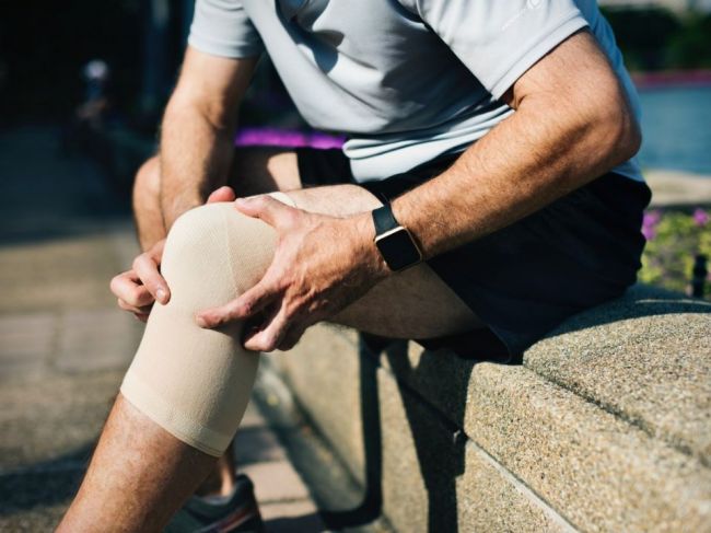Bolesti kĺbov: Čo môžu signalizovať a ako ich uvoľniť?