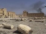 Islamský štát verejne rozbíjal starobylé sochy z Palmýry