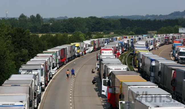 Migranti narušili dopravu, chceli vtrhnúť do Eurotunela