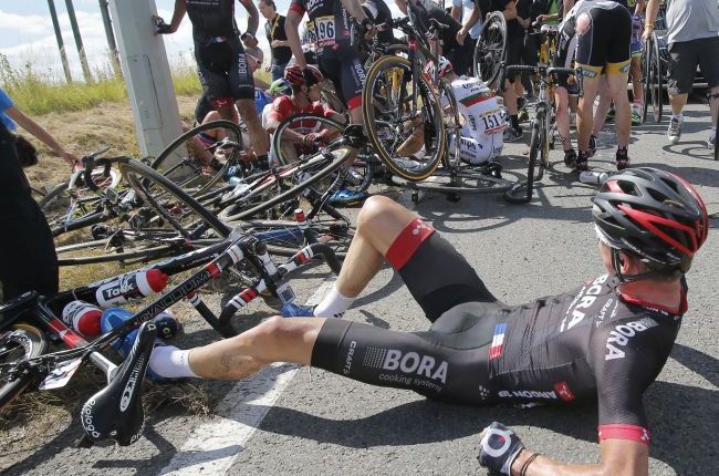 Tour de France poznačil hororový pád, etapu stopli