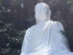 Vo Vietname sa počas výstavby zrútila gigantická socha Budhu