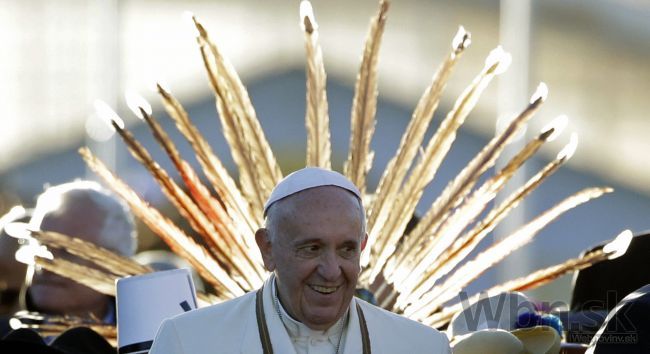 Pápež pricestoval do Bolívie, ochutnal čaj z listov koky