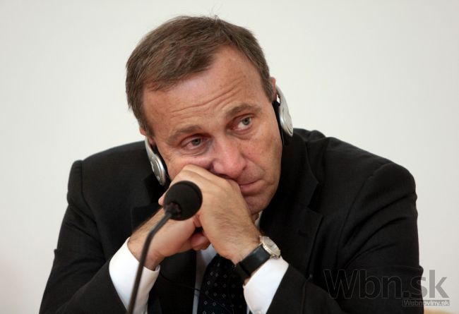 Poľský minister sa ospravedlnil za hajlujúceho europoslanca