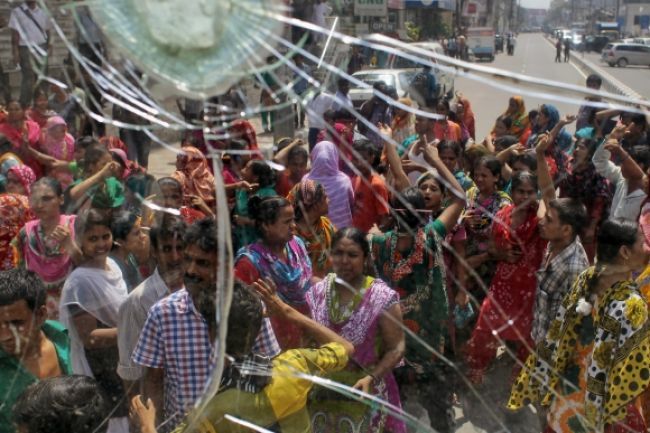 V Bangladéši ušliapali desiatky ľudí, pre oblečenie zdarma