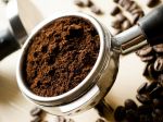 Zvyšky z kávy nevyhadzujte, takto ich môžete využiť v domácnosti