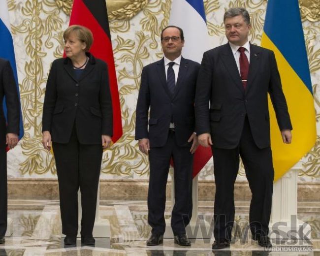 Hollande, Porošenko a Merkelová telefonovali o Ukrajine