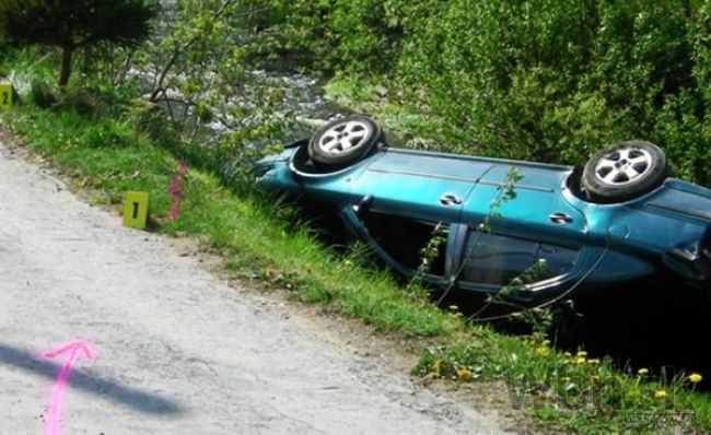 Opitá vodička dostala šmyk, s autom skončila v priekope