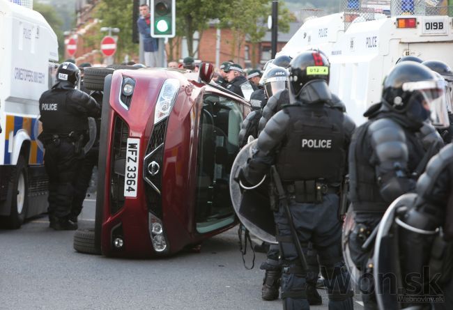 Belfast pohltili výtržnosti, desiatky policajtov sa zranili