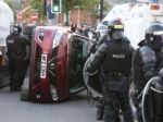 Belfast pohltili výtržnosti, desiatky policajtov sa zranili