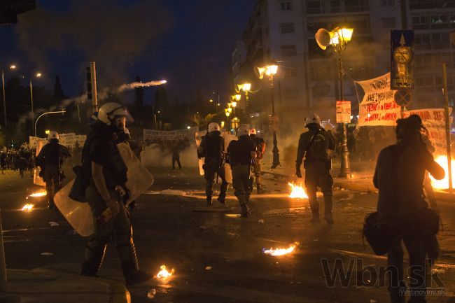 Pred gréckym parlamentom zaútočili na policajtov