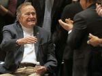 Exprezident George Bush starší spadol, zlomil si kosť v krku