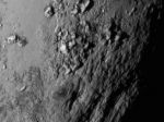 Na povrchu Pluta sú vysoké hory, ale žiadne krátery
