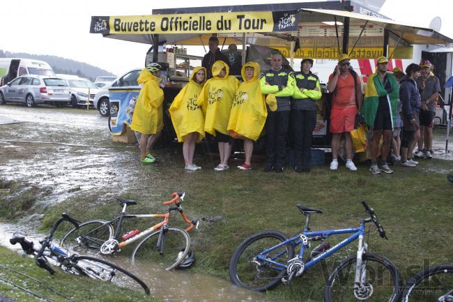 Cyklistov v etape Tour vytrápili horúčavy aj búrka