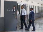 Obama bol prvýkrát vo väzení a dal väzňom sľub