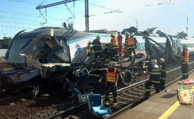 Dvaja mŕtvi, množstvo zranených: V Česku sa vlak zrazil s kamiónom