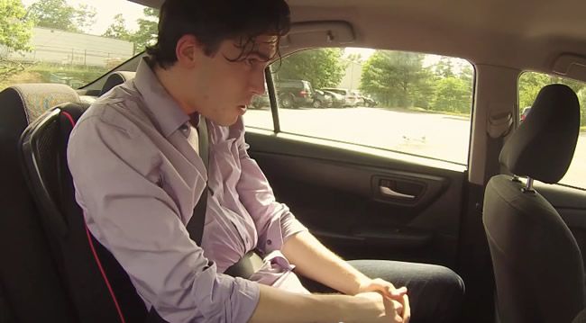 Video: Koľko vydrží dospelý človek zatvorený v horúcom aute?