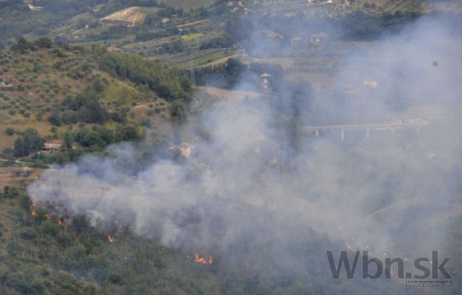 Požiare v Chorvátsku sú pod kontrolou, hasičom pomohol dážď