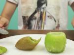 Video: 3 spôsoby, ako jesť kivi