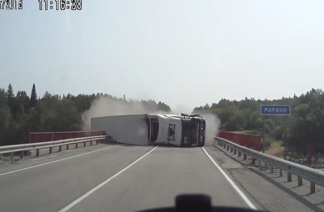 Video: Kamión sa nekontrolovateľne rúti na auto