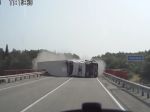 Video: Kamión sa nekontrolovateľne rúti na auto