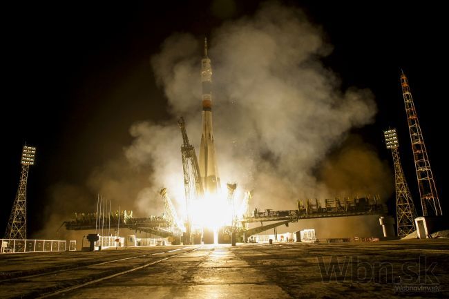 Sojuz s trojčlennou posádkou sa úspešne spojil s ISS