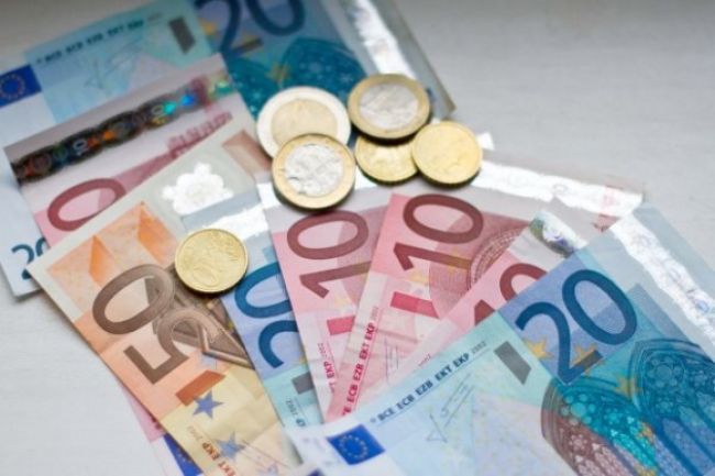 Euro voči doláru posilnilo, vzrástol aj jen