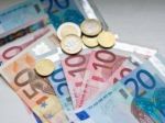 Euro voči doláru posilnilo, vzrástol aj jen