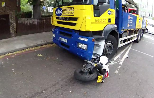 Video: Motorkár natočil, ako doňho vrazil kamión