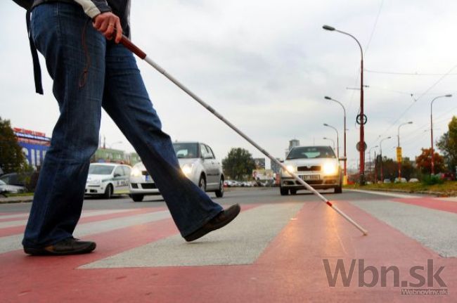 Slepých chodcov ohrozuje generácia tichých vozidiel