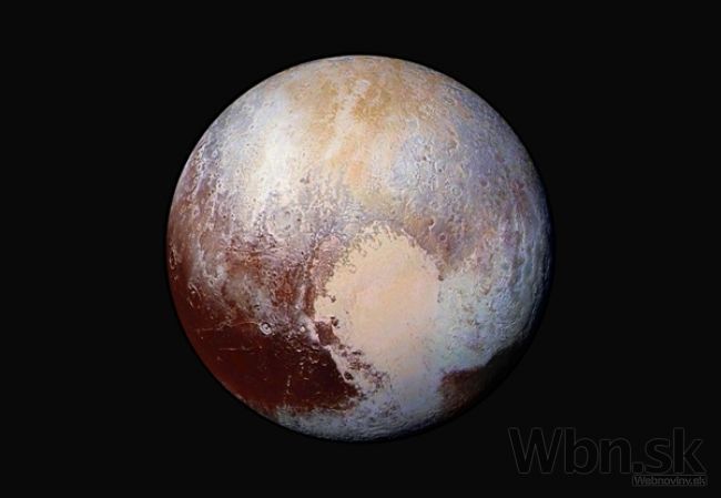 Pluto je omnoho hmlistejšie, opar mu dáva červenkastú farbu