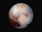 Pluto je omnoho hmlistejšie, opar mu dáva červenkastú farbu