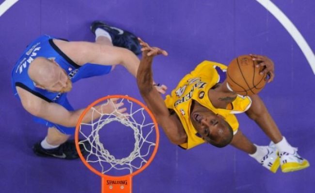 V LA Lakers vznikol pretlak, Kobe Bryant možno zmení post