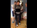 Video: Ochrnutý muž znovu chodí vďaka Ekso suit