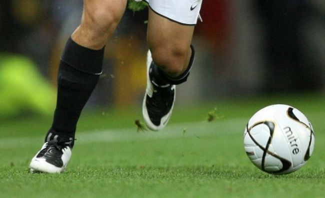 Video: Horor na futbale, hráč po salte utrpel vážne zranenia