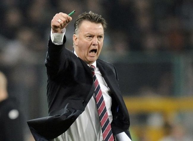 Louis van Gaal poriadne zúri, Rojo príde o plat