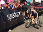 Video: Chlapec s mozgovou obrnou dokončí triatlon