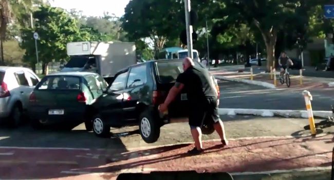 Video: Ako preparkovať cudzie auto
