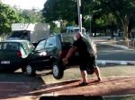Video: Ako preparkovať cudzie auto