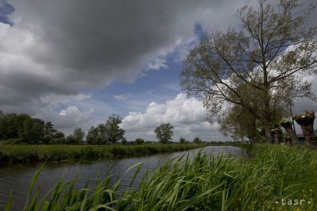 Štvrtok oblaky ubudnú, na dáždniky však aj tak pre istotu nezabudnite