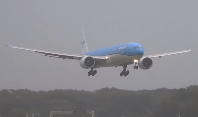 Video: Pilot pristáva počas nepriaznivého počasia