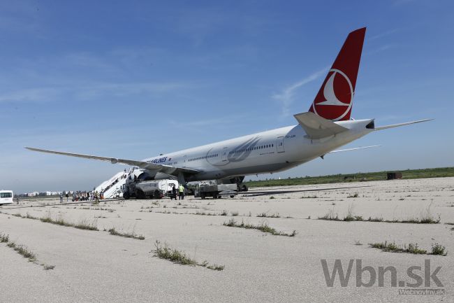 Turecký boeing núdzovo pristál v Poľsku, museli ho prehľadať