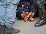Migranti ničili v Česku utečenecký tábor, zasiahla polícia